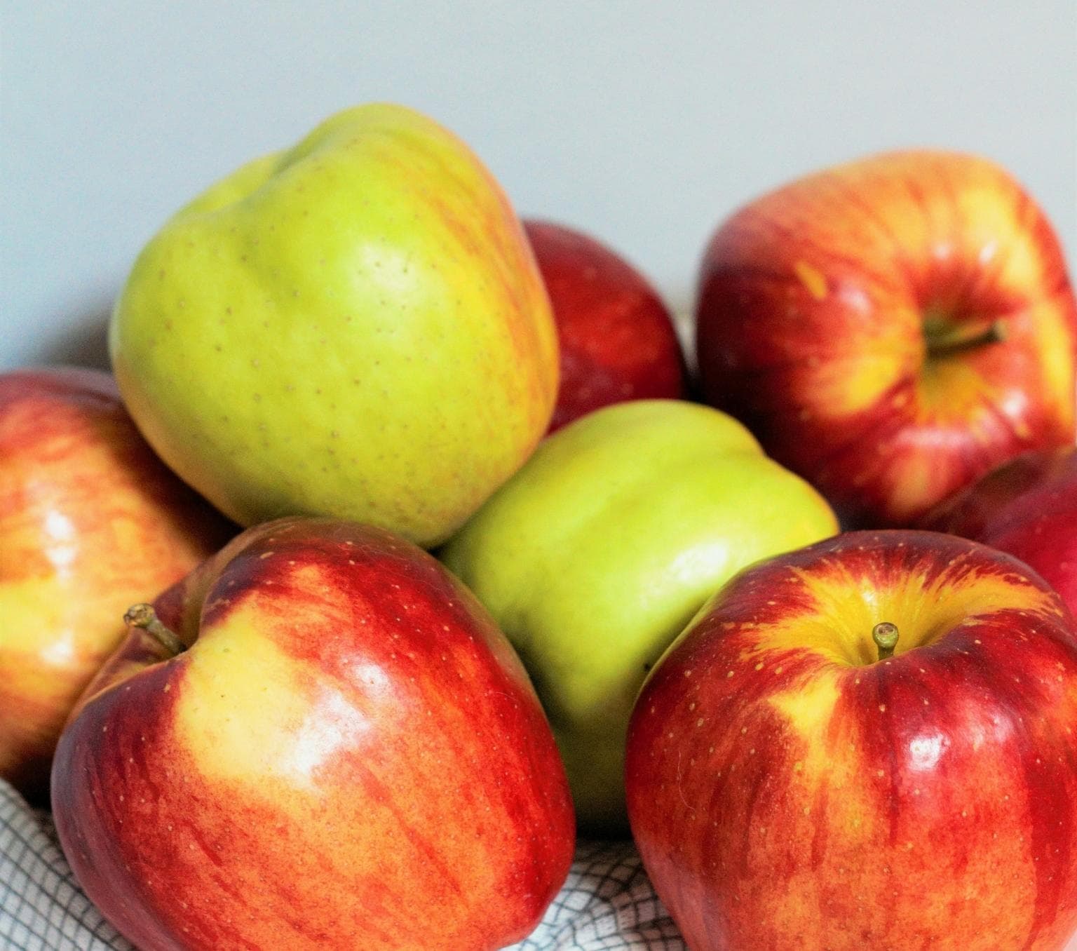 pile of red and green apples