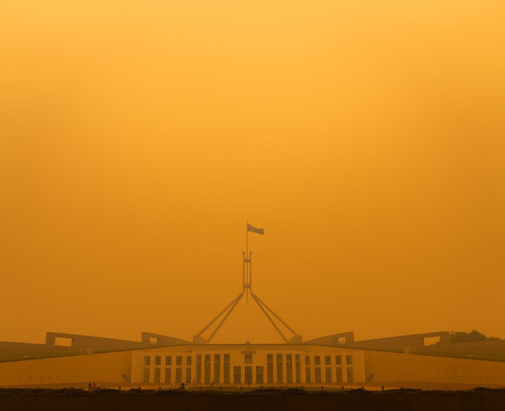 Bushfire smoke blankets parliament house