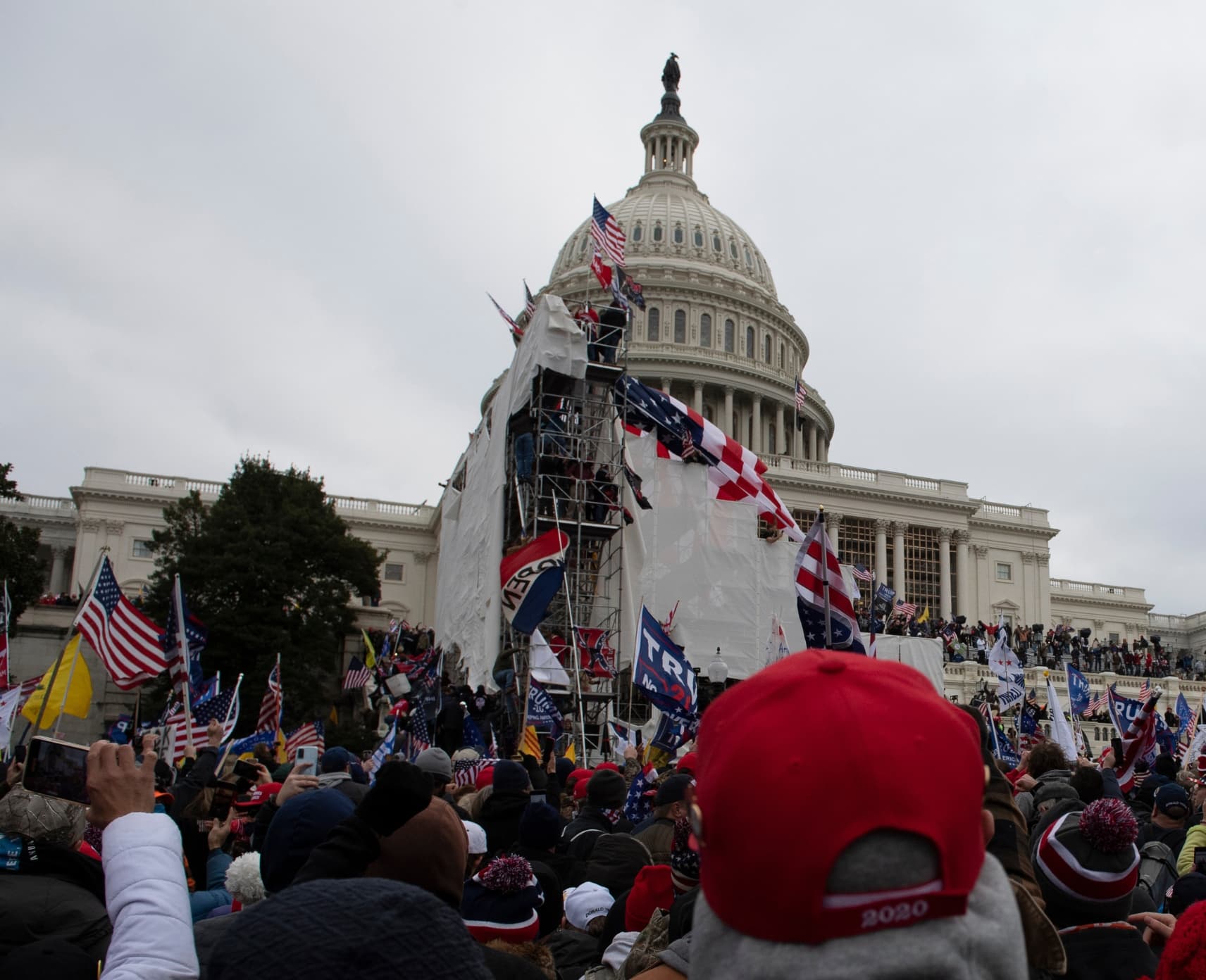Trump supporter storm the Capitol in Washington DC